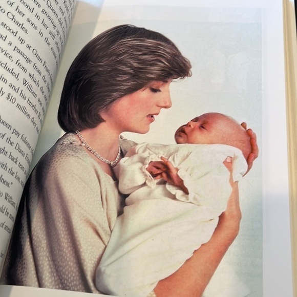 Rare hardcover “Royal Children” - Ingrid Seward and hardcover “William and Kate” - Picture 10 of 11
